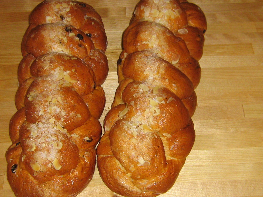 Pulla, sweet coffee bread with raisins
